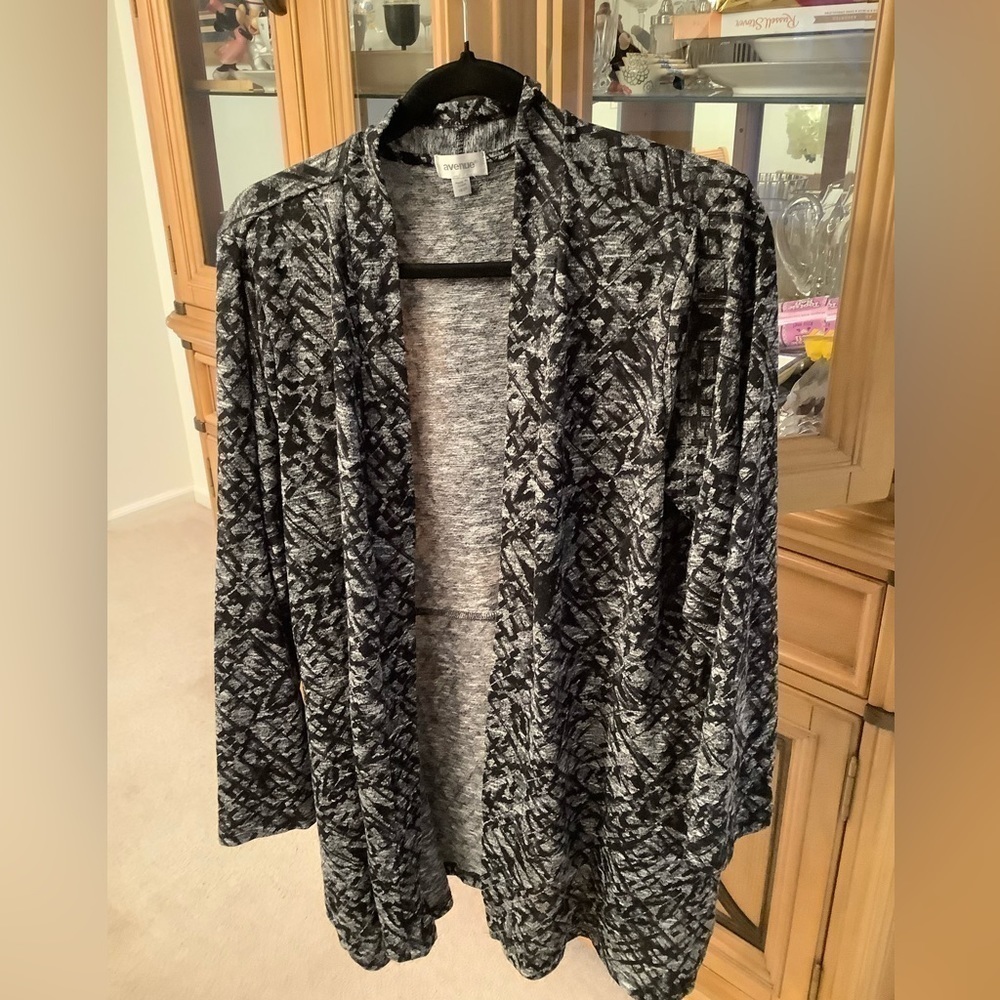 NICE BLACK AND GRAY OPEN FRONT 18/20 AVENUE CARDIGAN.